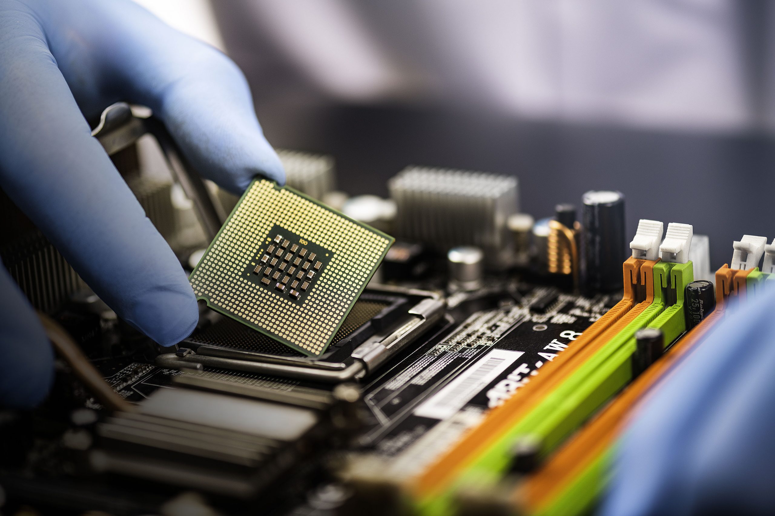 La crisis de los chips y contenedores y sus consecuencias