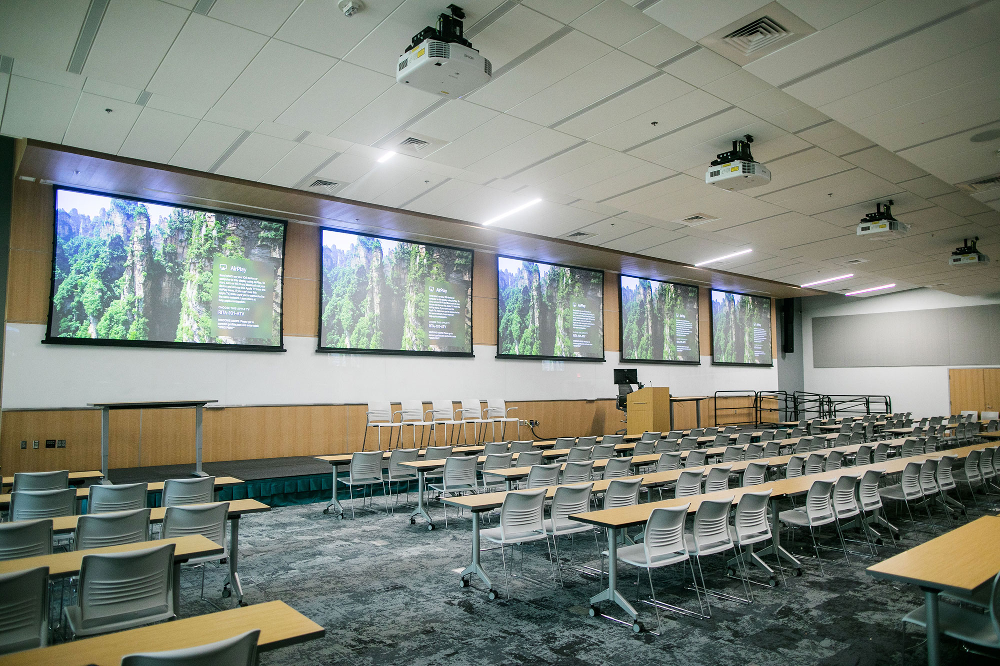 El College of Charleston se vuelve ecológico con pantallas Slate motorizadas